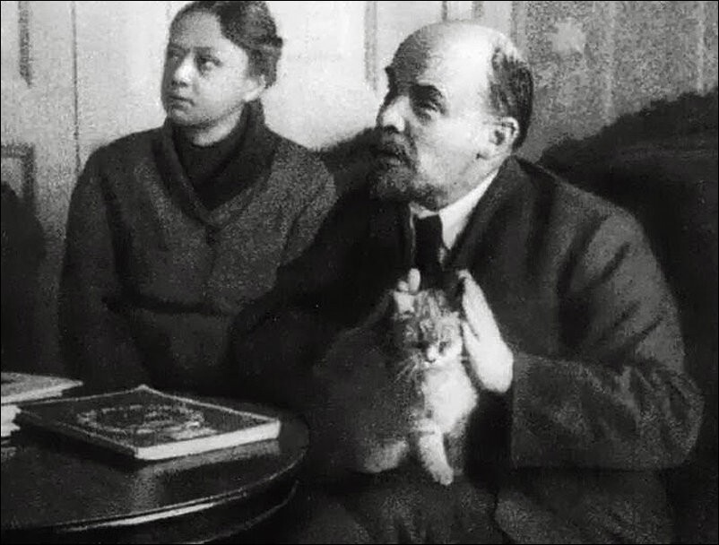 Ленин с женой и кошкой.