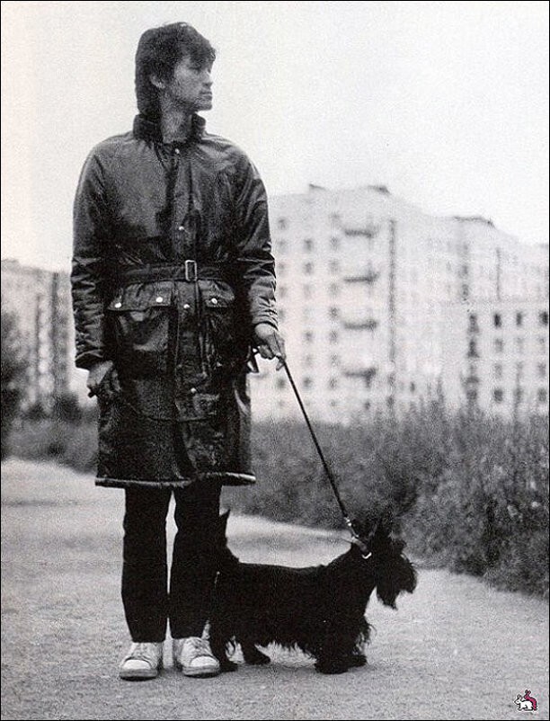 Виктор Цой на прогулке со своей собачкой, 1985 г.