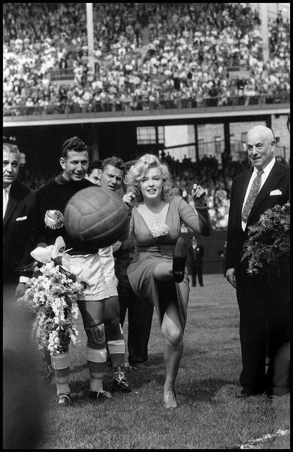 Мэрилин Монро открывает футбольный матч «США-Израиль» в Нью-Йорке, 1959 год.