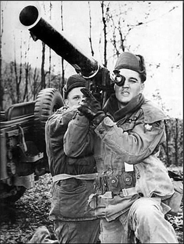 Элвис Пресли с гранатометом в армии, 1958 г.