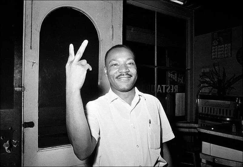 Мартин Лютер Кинг после того, как он узнал, что Конгресс принял Закон о гражданских правах, 1964 г.