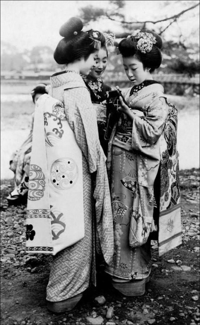 Гейши, Япония, 1920-е гг.(мне показалось что у неё смартфон))))))).