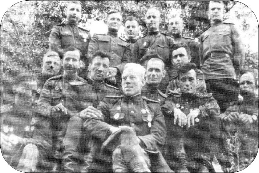 Амет-хан с боевыми друзьями. Май 1944 г.