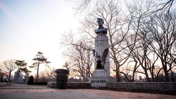 Неизвестные скульпторы установили памятник Сноудену в Нью-Йорке