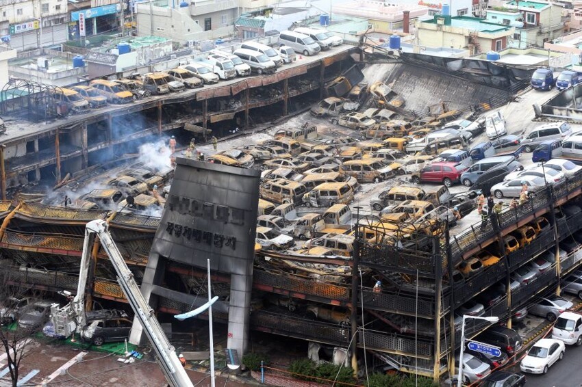 В Южной Корее 570 автомобилей сгорели при пожаре