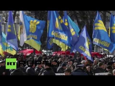 В Киеве сторонники партии «Свобода» пикетируют здание Рады, требуя отс 