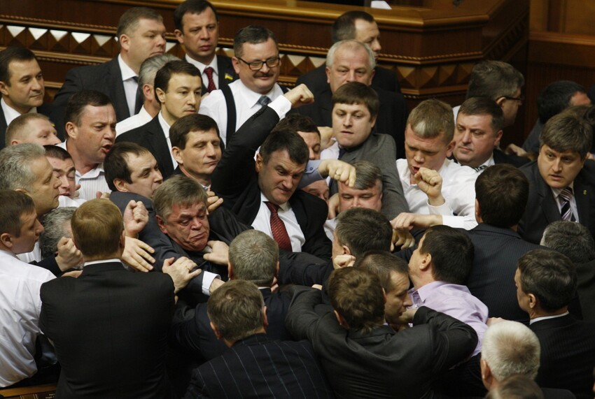 Украинские депутаты требуют отставки премьера-министра Яценюка!