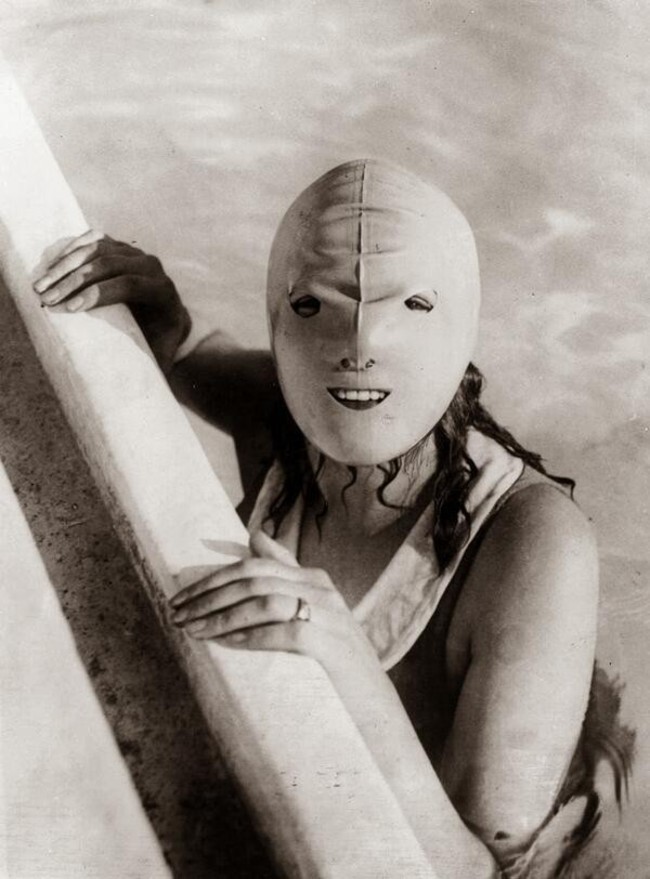 Страшненькая сплошная маска для плавания из 1920-х годов, защищающая женщин от солнца