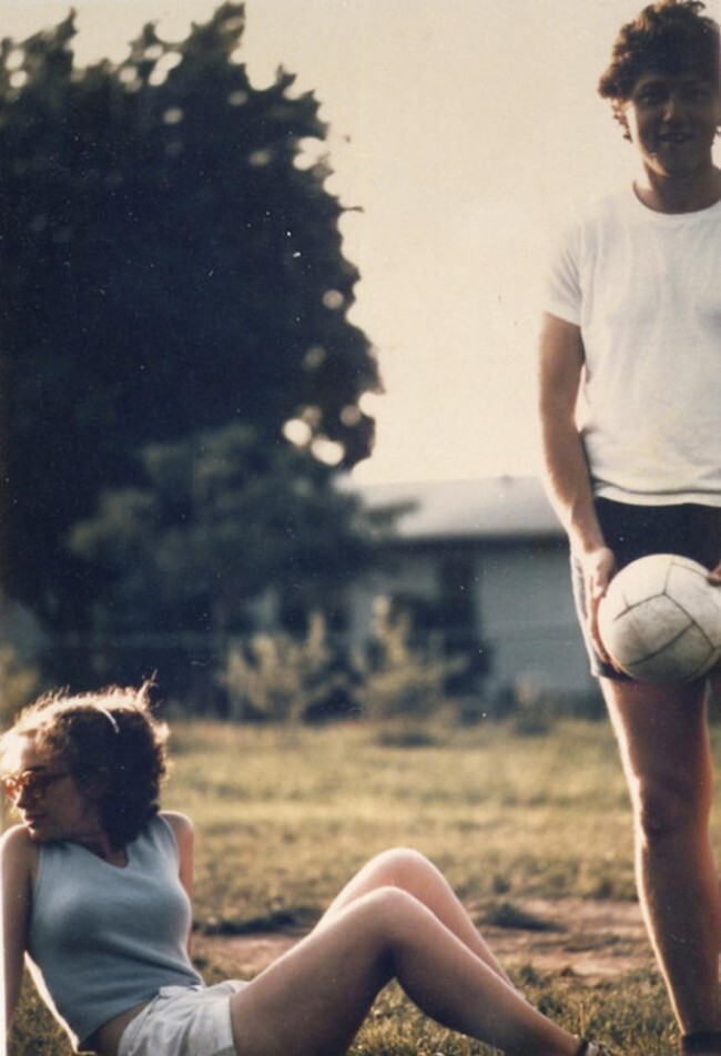Билл Клинтон и Хиллари Родэм играют в волейбол в 1971 году.