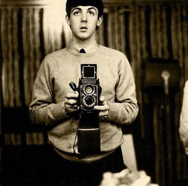 Молодой Пол Маккартни снимает селфи, глядя в зеркало (1959)
