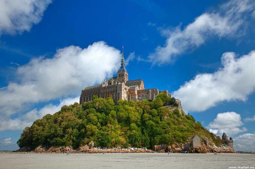 9. Остров Мон-Сен-Мишель, Франция На острове расположен город и аббатство.