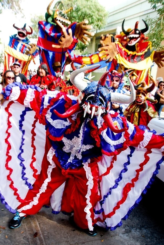 24. По всему острову почти каждые выходные устраиваются яркие традиционные фестивали и вечеринки.