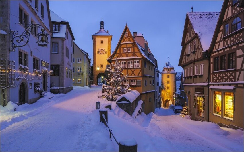 1. Ротенбург-об-дер-Таубер в Германии: невероятно хорошо сохранившийся средневековый город, который каждую зиму превращается в нечто, похожее на сказку.