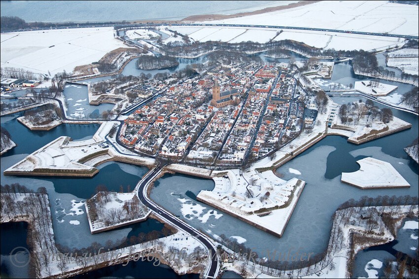 5. Нарден в Нидерландах. Город, внутри старинной крепости. Зимой защитный ров с водой замерзает.