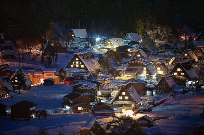 9. Сиракава-Го небольшой городок в Японии, известный своими крышами. Крыши домов устроены так, чтобы выдержать сильнейшие снегопады в мире.