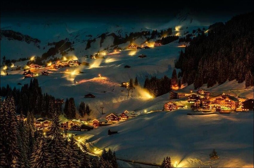 10. Дамюльс, Австрия. Каждый год в Дамюльсе выпадает до 10 метров снега, что делает его одним из самых снежных мест в Европе. Неудивительно, что этот небольшой городок из 300 жителей привлекает большое количество любителей зимнего отдыха.