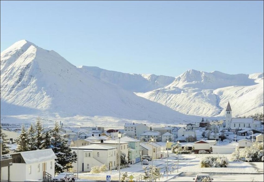 16. Сиглюфьордюр, Исландия. Это небольшой рыбацкий городок, расположенный вдоль узкого фьорда в окружении гигантских гор. До 1940-х годов сюда было невозможно попасть по суше. Потом в скале прорубили тоннель.