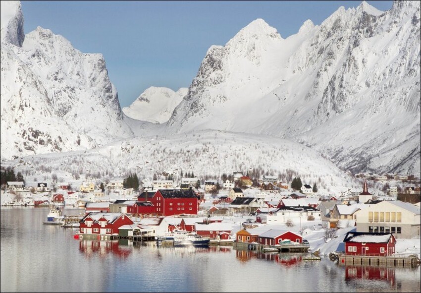 19. Рейне, Норвегии. Рыбацкая деревня на арктическом острове Москенесёй. Одна из самых красивых деревень в зимний период.