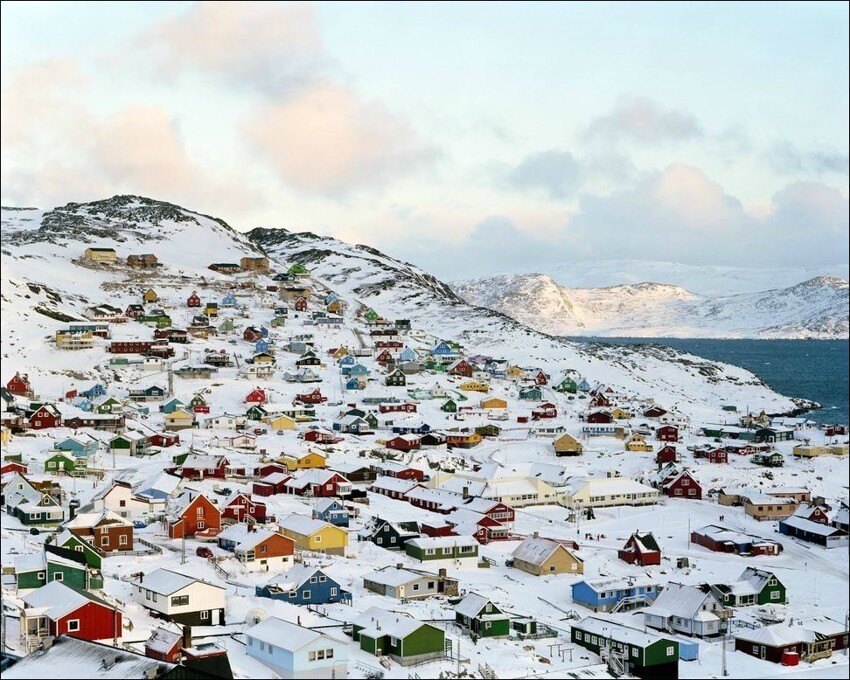 22. Какорток, Гренландия. Поселение образовалось около 4300 лет назад. Зимой разноцветные дома контрастируют с белым снегом.