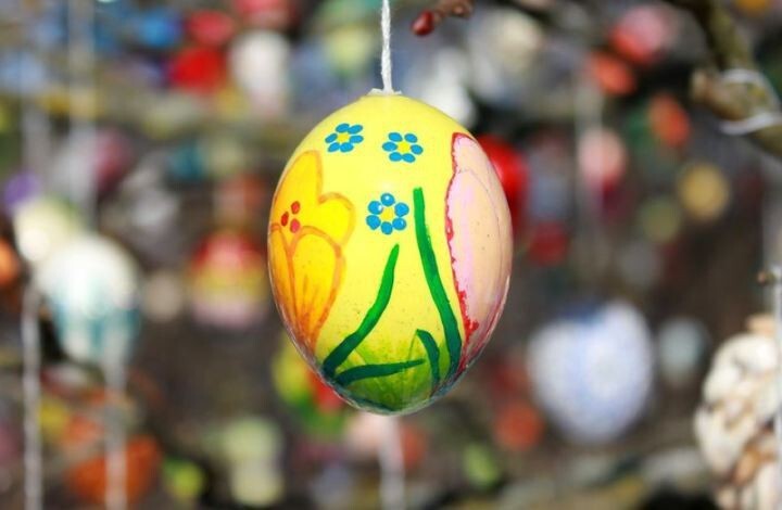 50 лет немецкая семья наряжает пасхальными яйцами яблоню