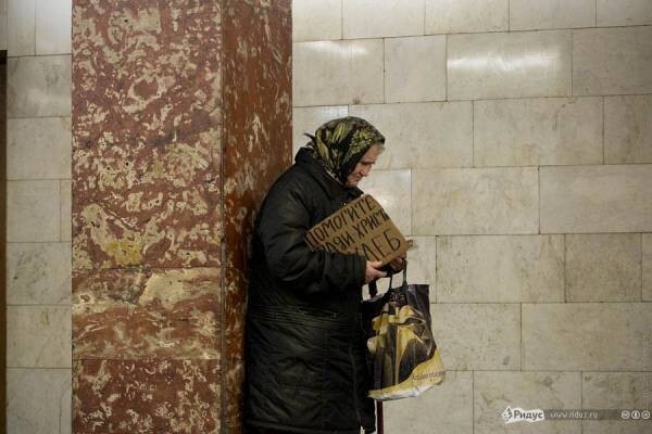 Попрошайки в Московском метрополитене в образе украинских беженцев.