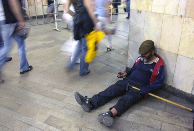 Попрошайки в Московском метрополитене в образе украинских беженцев.