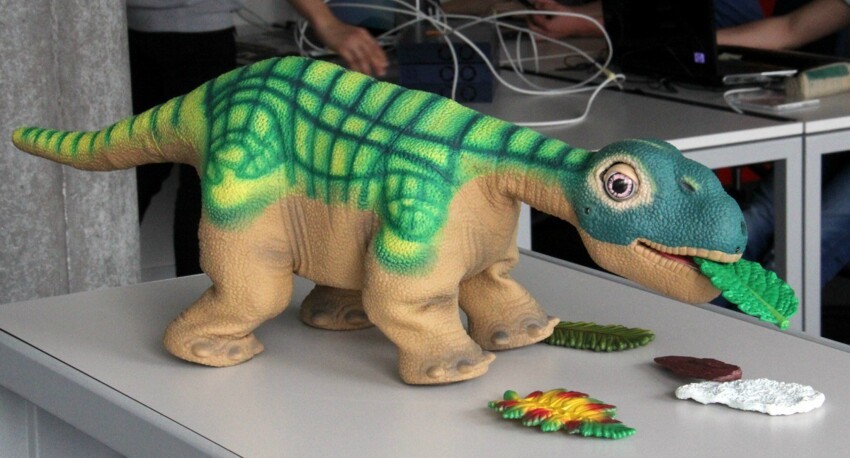 Робот-динозавр Pleo.