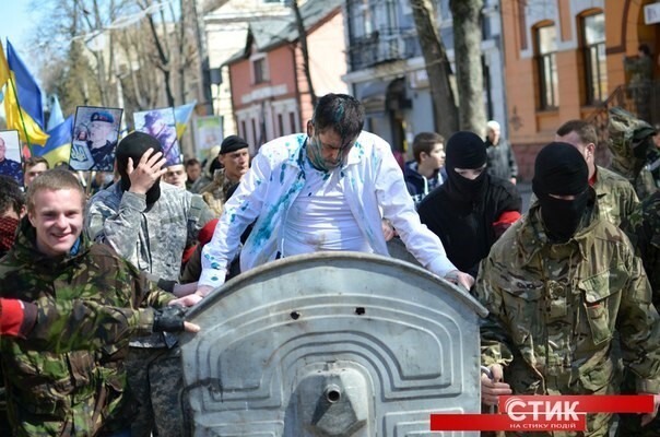 "Правый сектор" публично наказали начальника юстиции Ивано-Франковска 