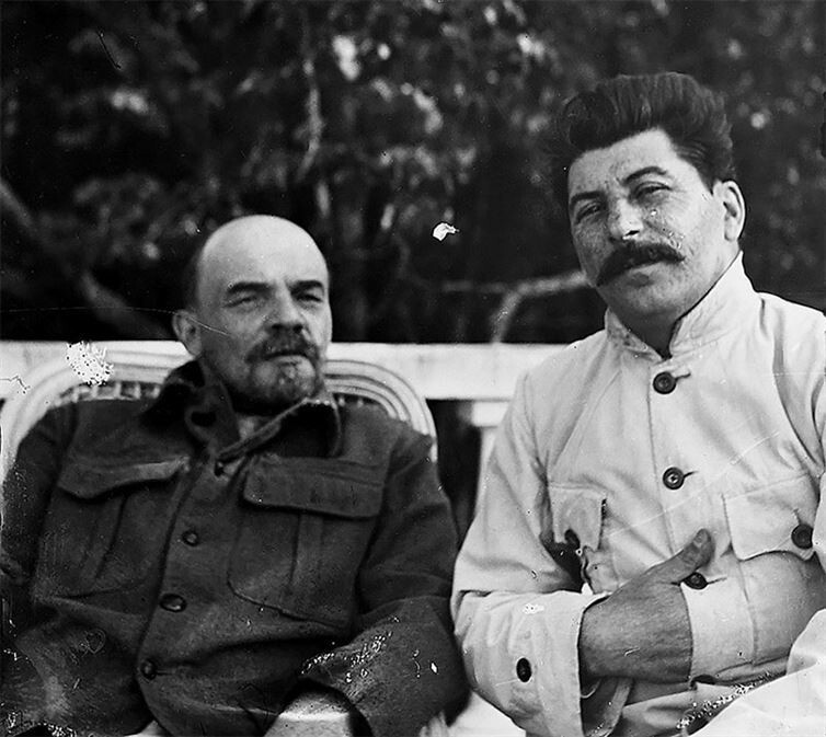 10. Ленин и Сталин в Горках. 1922 год.