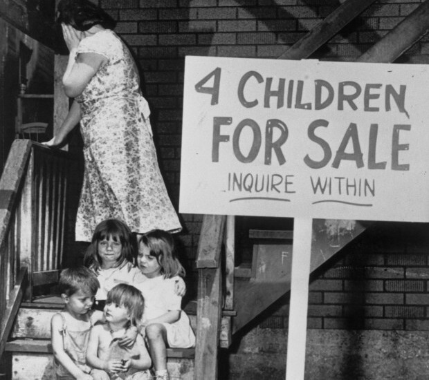 4. Мать отворачивается, стыдясь того, что ей приходится продавать собственных детей. 1948 год.