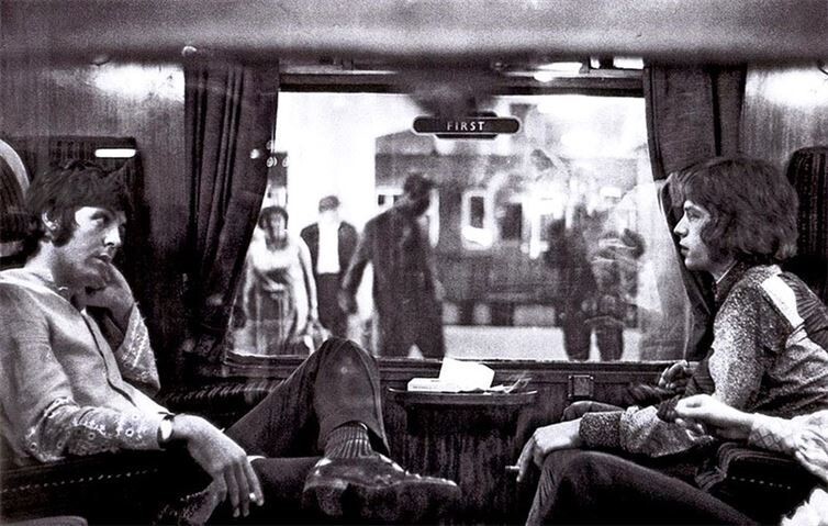15. Пол Маккартни и Мик Джаггер в поезде на Юстонском вокзале перед поездкой в Бангор. 1967 год.
