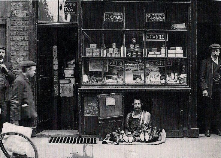 6. В 1900 году у этого человека был один из самых маленьких магазинов - он торговал обувью на 1.2 квадратных метра площади.