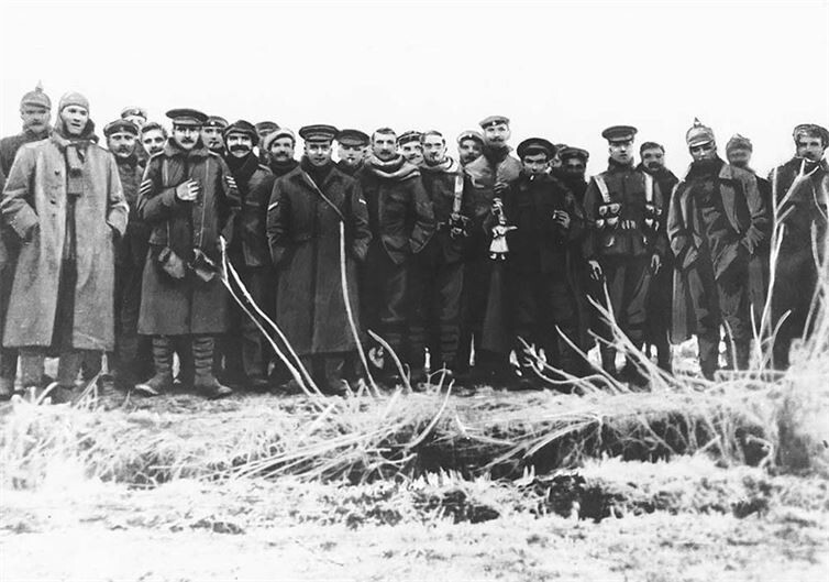 13. Солдаты с обеих воюющих сторон позируют для снимка во время спонтанного перемирия в честь Рождества. 1914 год, Первая мировая война.