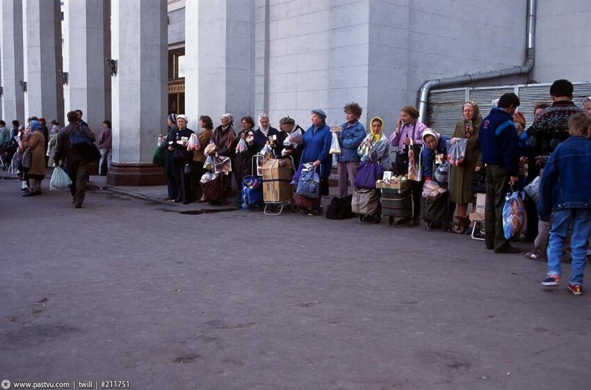 Продуктовый дефицит и уличная торговля в Москве в начале 90-х