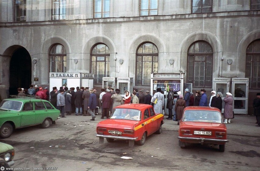 Продуктовый дефицит и уличная торговля в Москве в начале 90-х