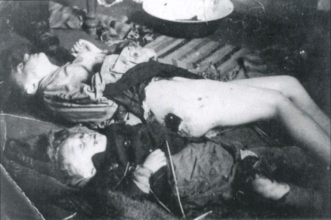 БЕЛЖЕЦ (BEŁŻEC), область, повят Рава Руска, воеводство львовское. 16 июня 1944 года. Взрослая женщина с видимой, более чем десятисантиметровой раной на ягодице, в результате сильного удара острым орудием, а также с маленькими круглыми ранами на теле,