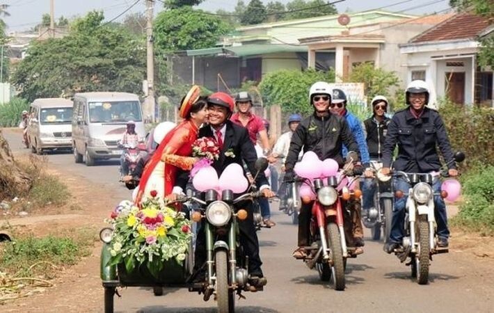 Свадебный кортеж из мотоциклов "Минск" во Вьетнаме