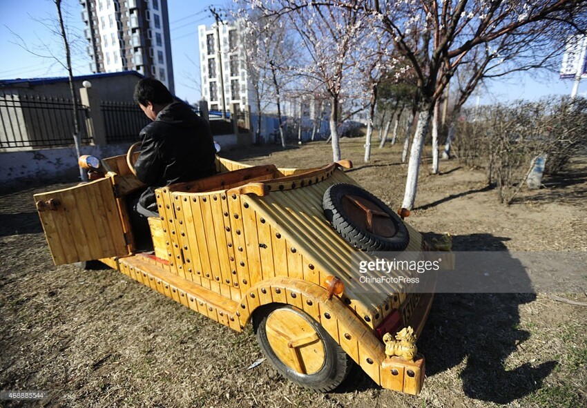 Китаец построил автомобиль из дерева