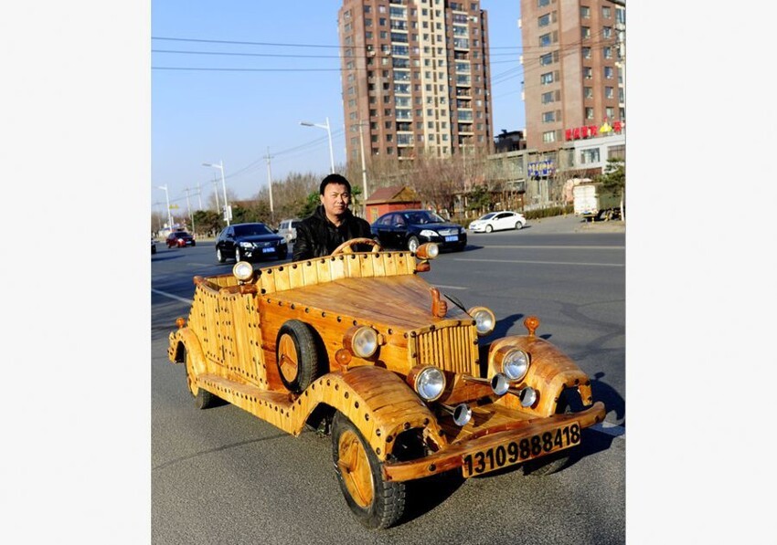 Китаец построил автомобиль из дерева