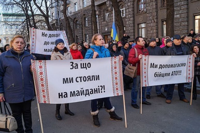 Унылые лица скакунов... 