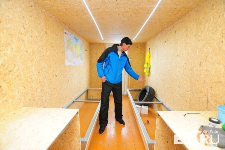 Для путешествия Александр сделал дом на колёсах. В нём он установит две кровати, сделает кухонный уголок, поставит дизельный генератор. 