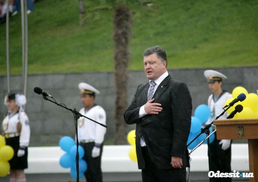 Порошенко считает, что украинские моряки «месяц сдерживали агрессора в