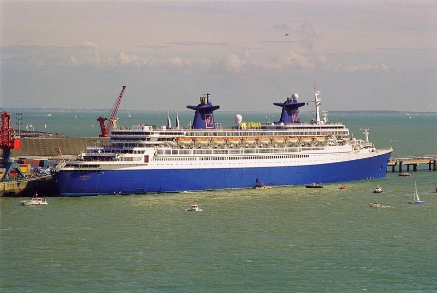 Самое большое пассажирское судно в мире в 1972 — 1996 гг