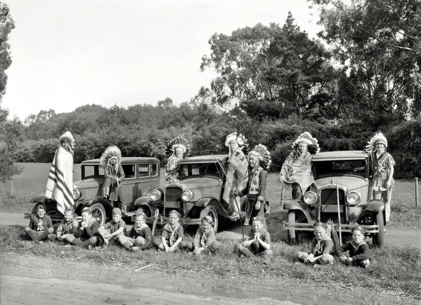 Индейцы и бойскауты и на фоне автомобилей Pontiac (1928 год)