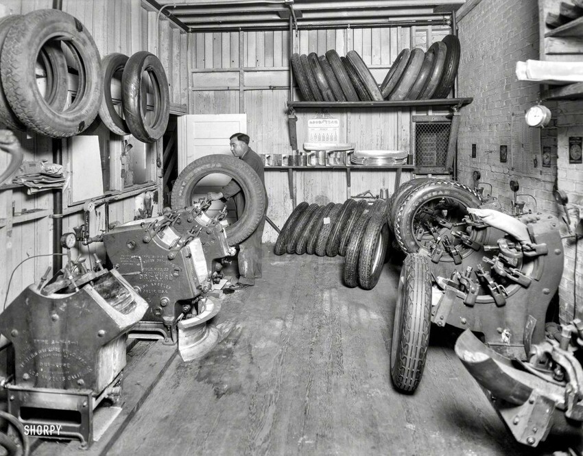 В мастерской по восстановления автомобильных шин компании Goodyear (1930 год)