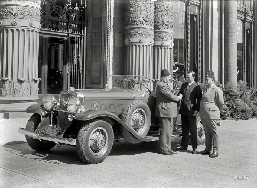 У дверей агентства по сдаче в аренду автомобилей Cadillac (1932 год)