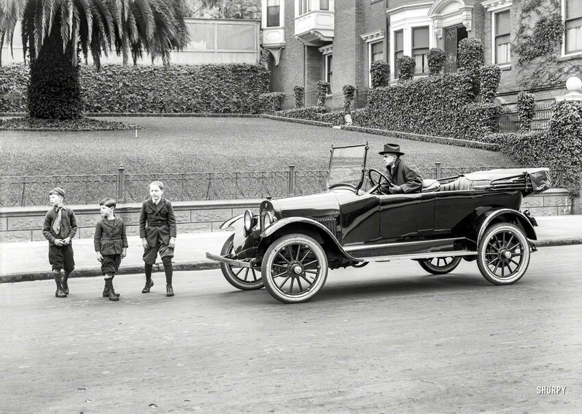Дети переходят улицу с автомобильным движением (1920 год)