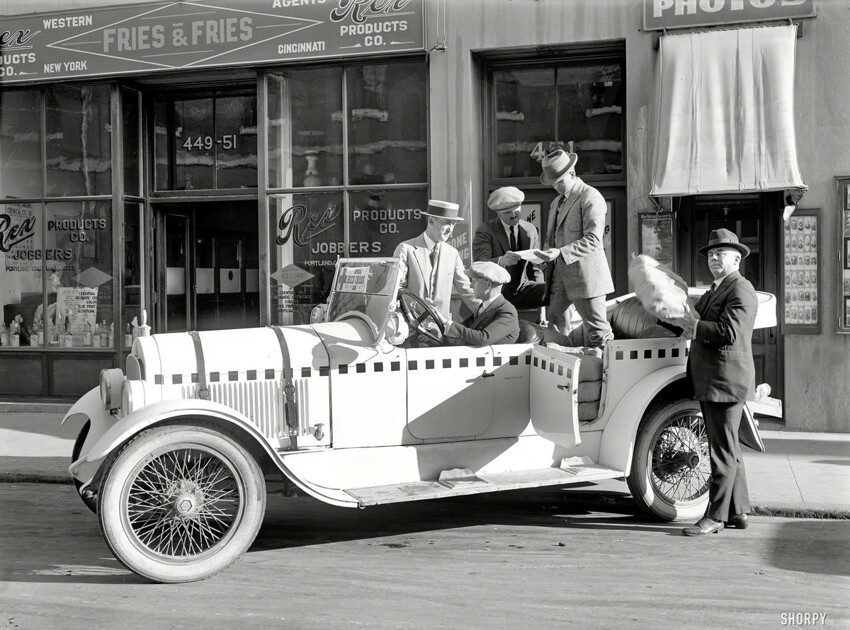 Позируют у автомобиля Красного Креста (1922 год)