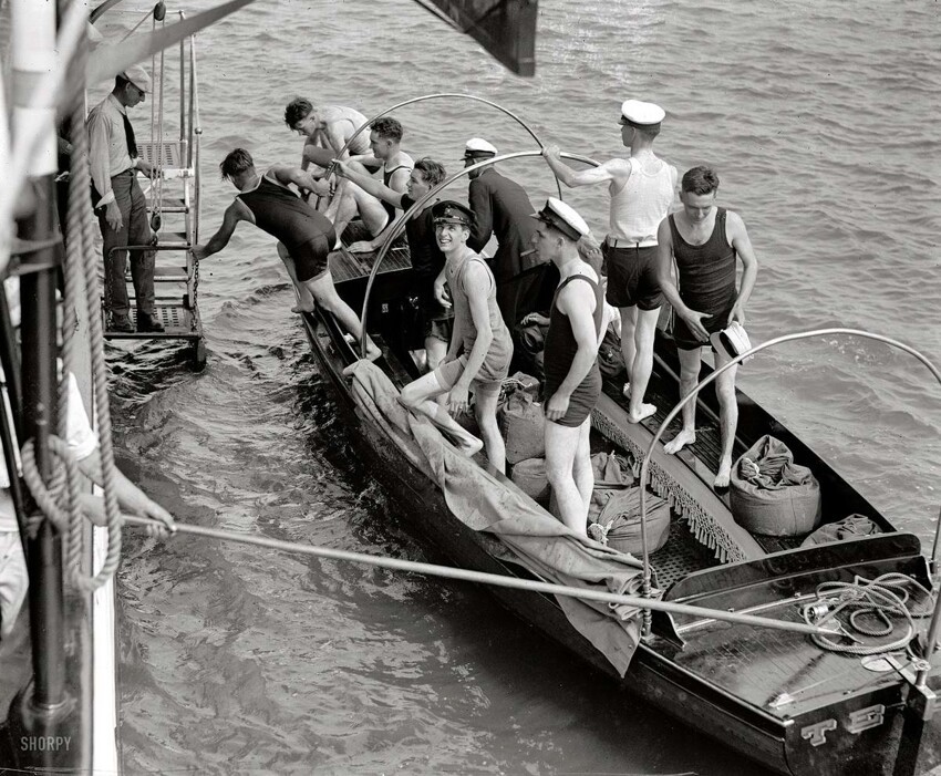 Борт о борт: Молодые курсанты пытаются пришвартоваться (1922 год)
