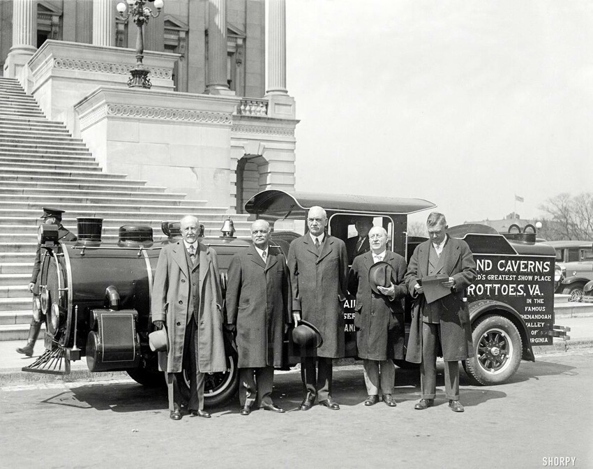 Солидные господа на фоне авто-паровоза (1930 год)